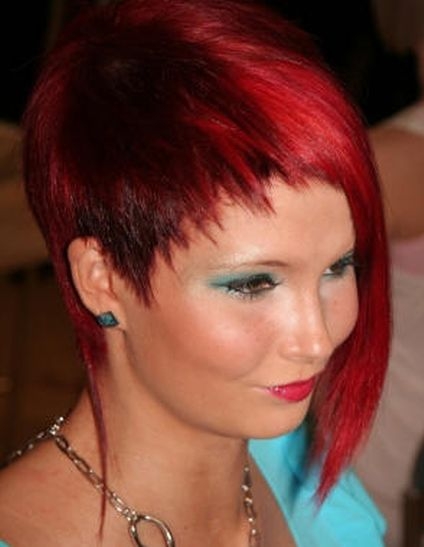 czerwona punkowa fryzura asymetryczna krótka, dla nastolatki zdjęcie-13